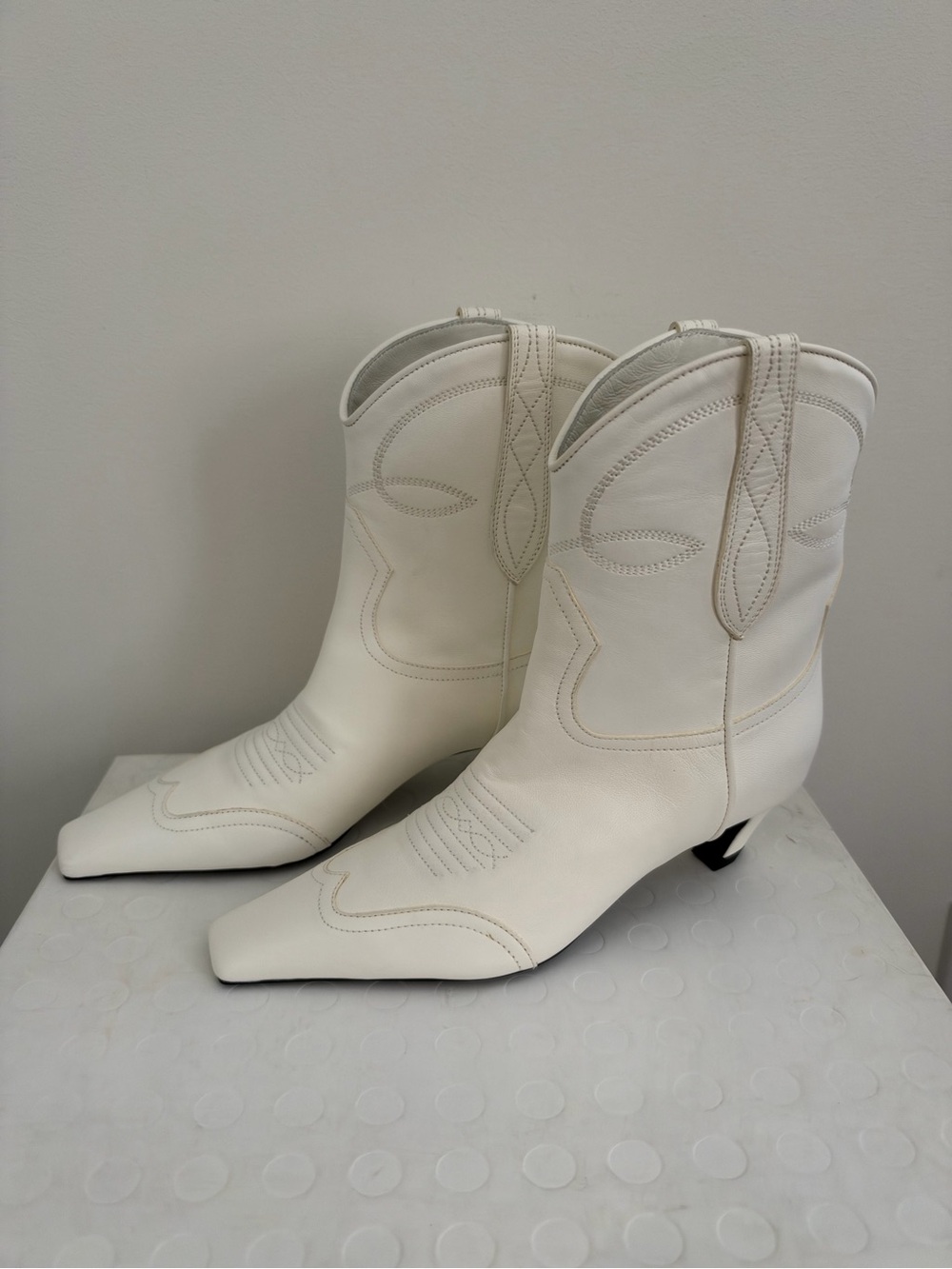 KHAITE Authentic white Dallas Western leather Boots Size 37. With imperfections!